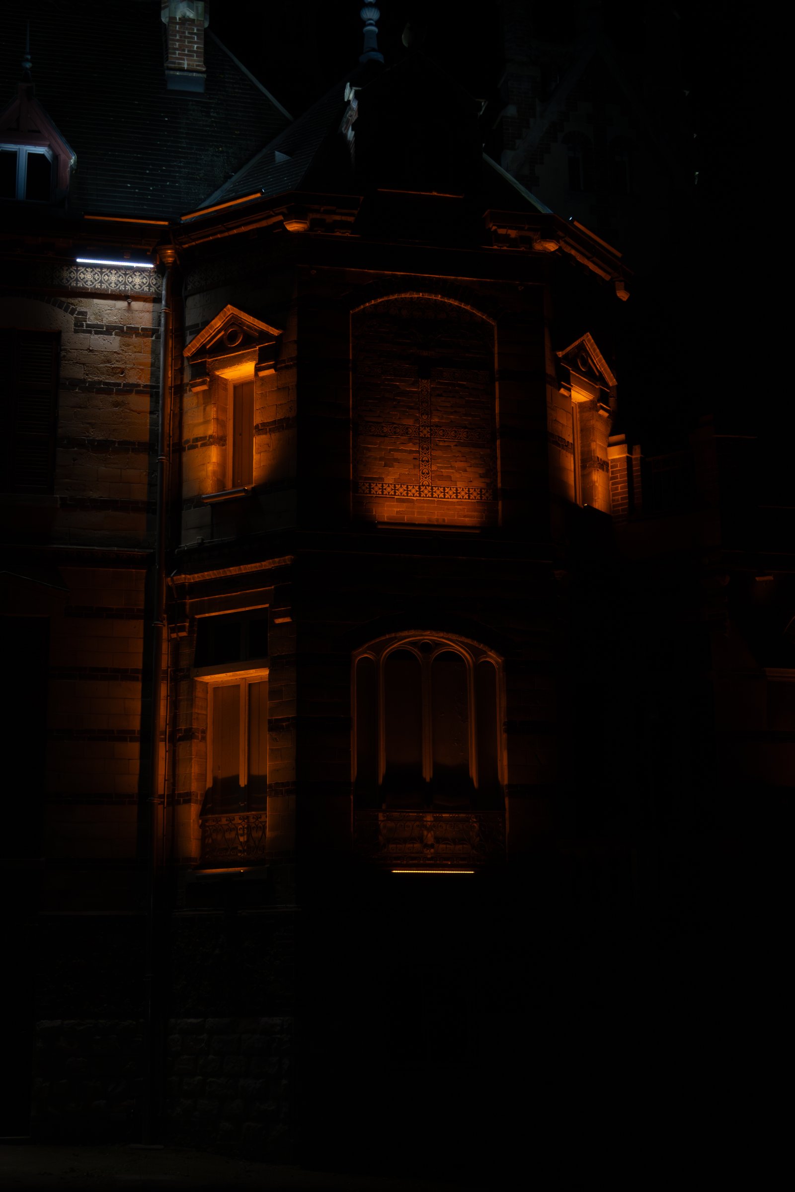 Tourelle de la Maison Bouvaist aux Mureaux, illuminée la nuit