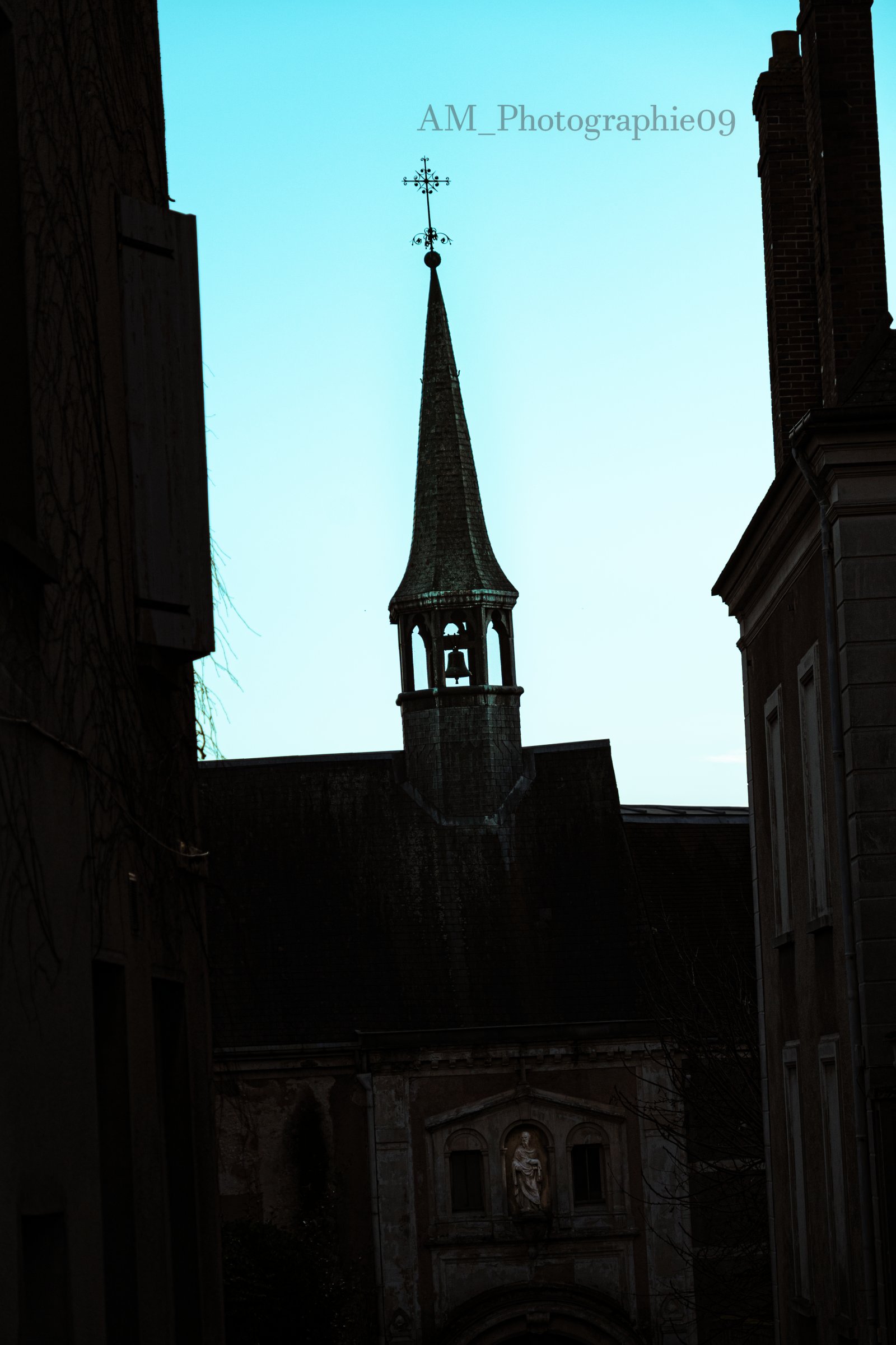 Clocher de l'église de Dourdan en silhouette au crépuscule