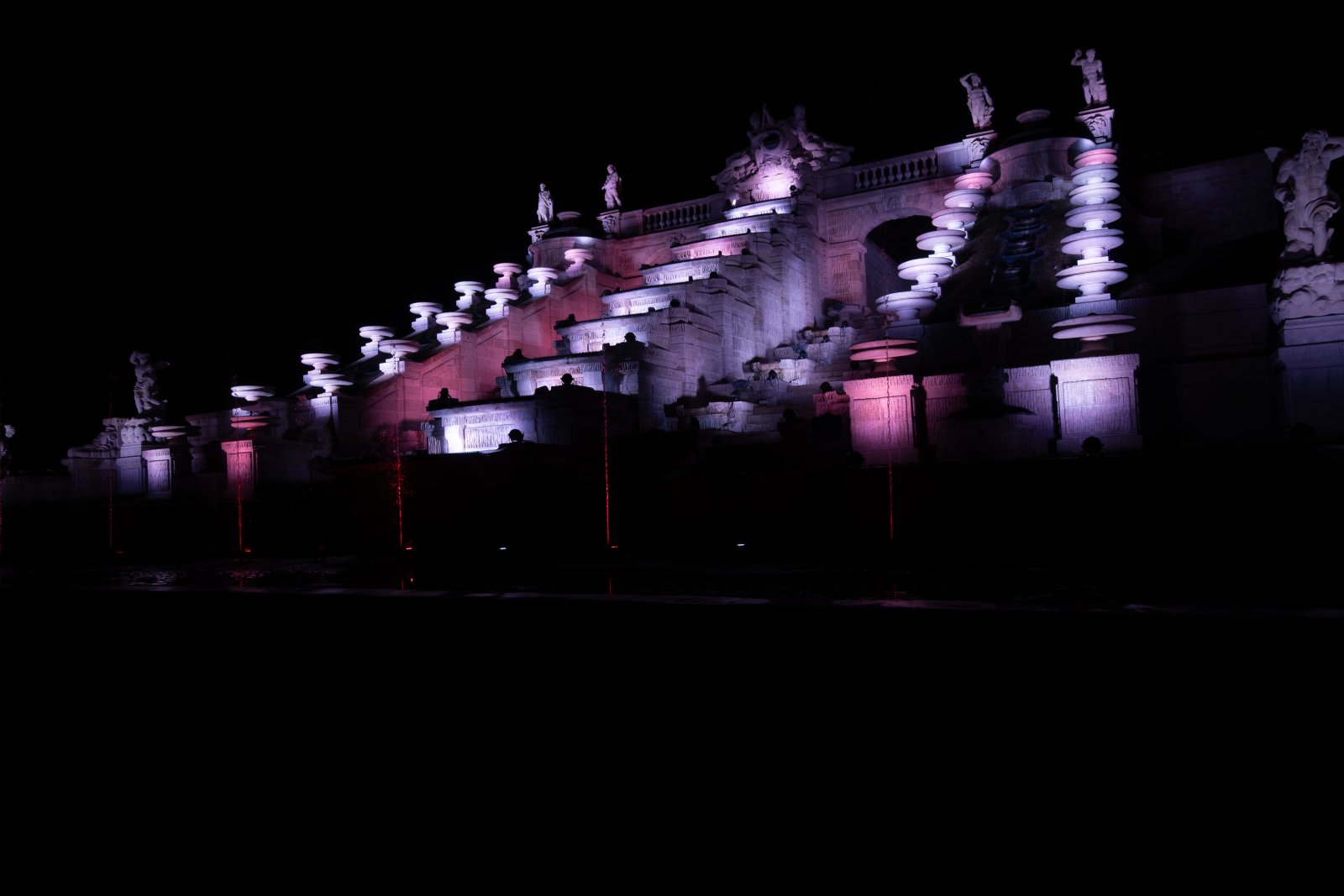 Grande Cascade du parc de Saint-Cloud illuminée en violet et blanc