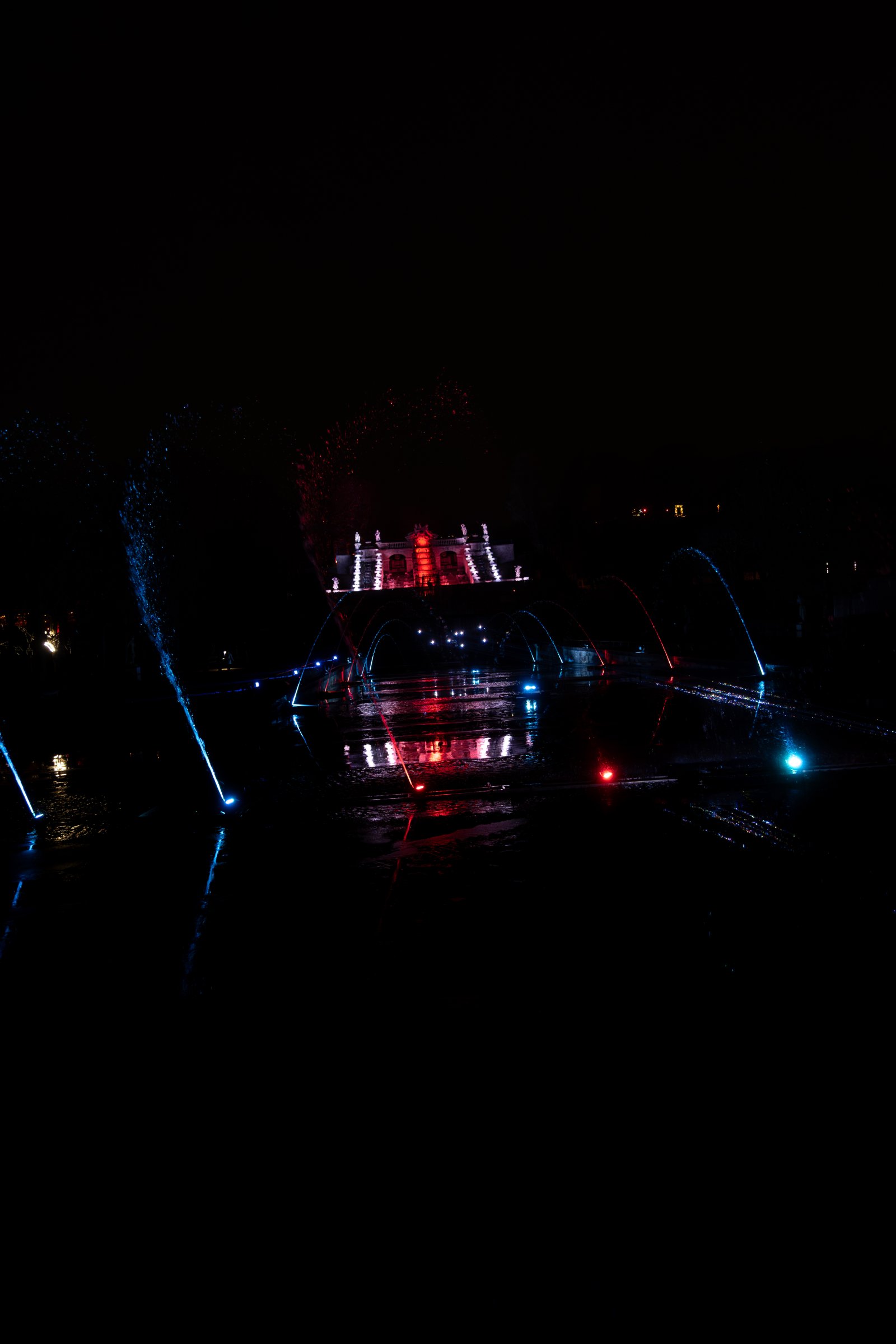 Jets d'eau illuminés devant la Grande Cascade de Saint-Cloud
