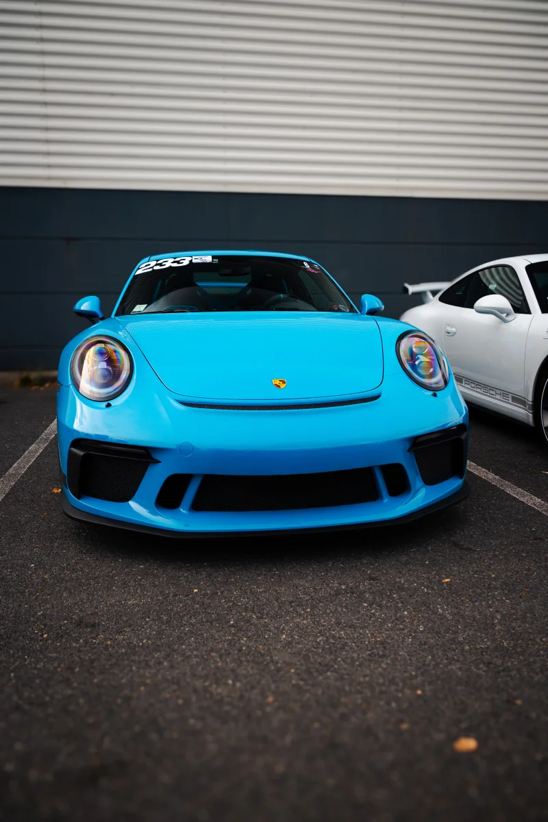 Porsche GT3 turquoise vue de face sur le parking