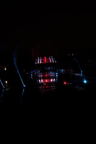 Jets d'eau illuminés devant la Grande Cascade de Saint-Cloud