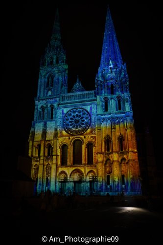 Cathédrale de Chartres illuminée — dégradé bleu et or
