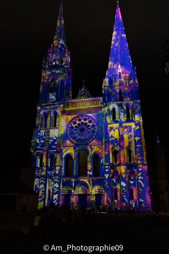Cathédrale de Chartres illuminée — motif coloré