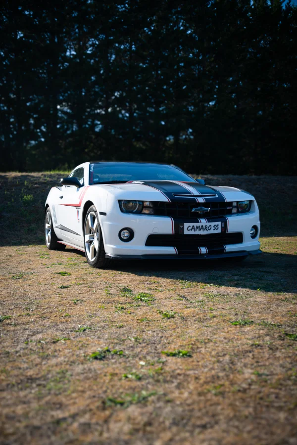 Chevrolet Camaro blanche à bandes noires et rouges