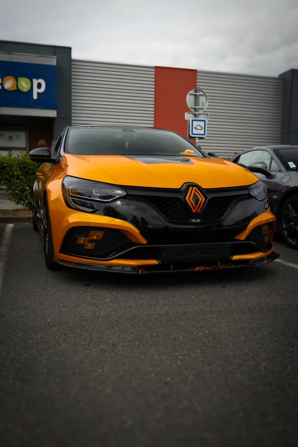 Renault Mégane R.S. orange et noire, vue avant